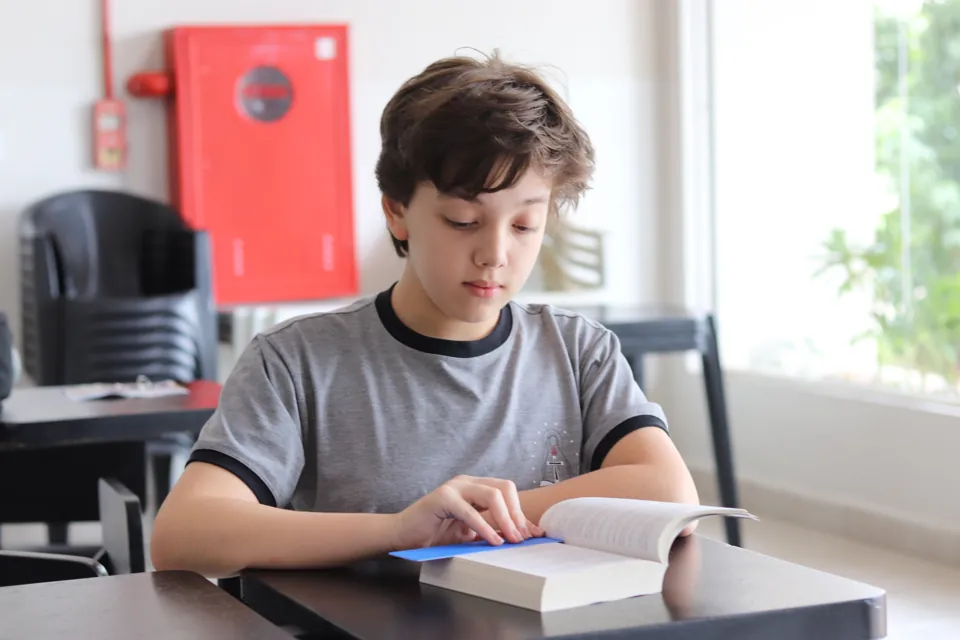 Aluno em uma atividade de leitura