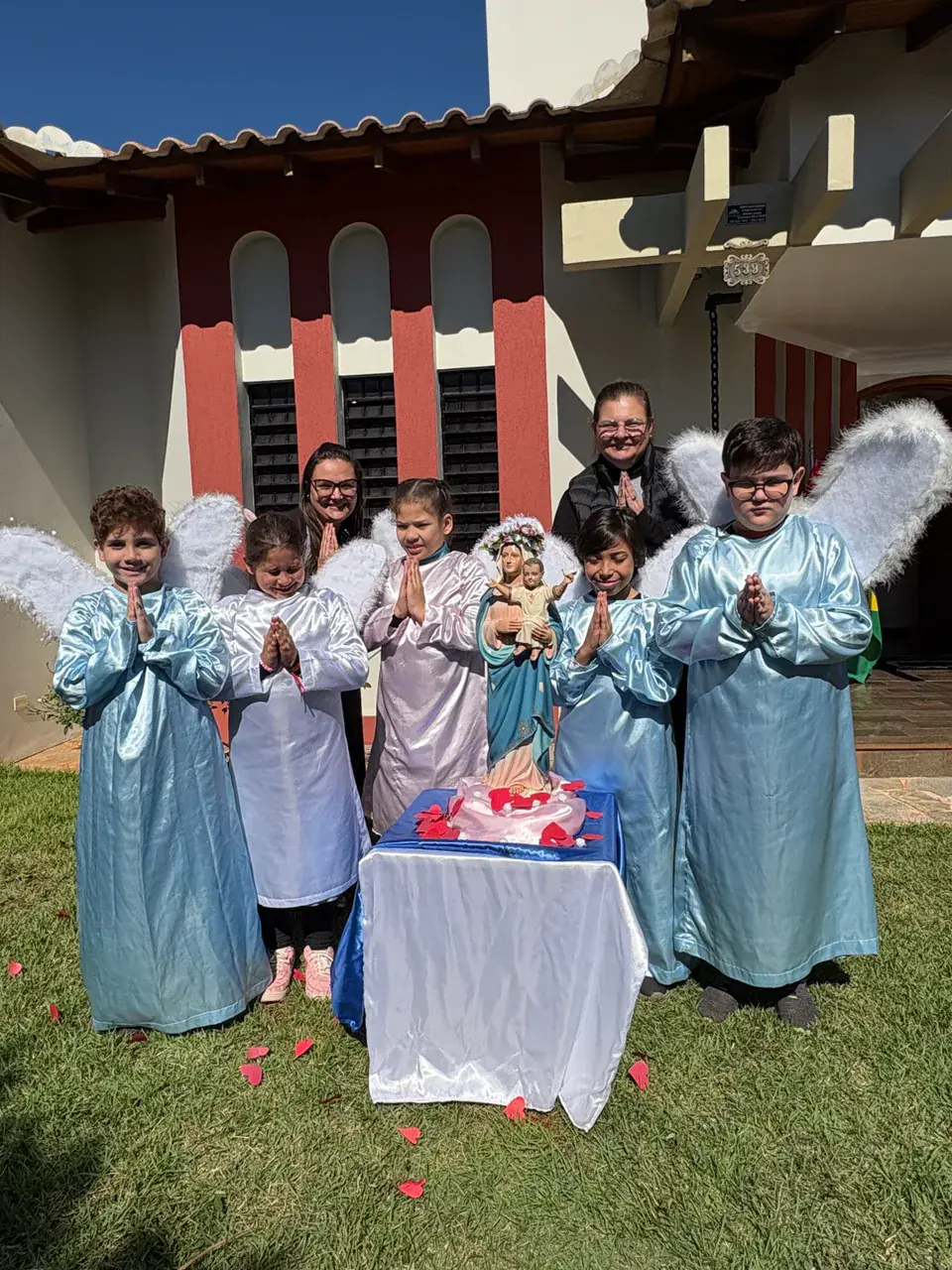 Crianças com figurinos em uma atividade escolar